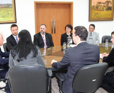 No intuito de articular ações conjuntas que promovam o bem estar social, a Secretaria da Justiça, Trabalho e Direitos Humanos em parceria com o Tribunal de Justiça do Paraná; Instituto de Identificação do Paraná; Associação Paranaense de Oftalmologia; Conselho Brasileiro de Oftalmologia; Secretaria da Educação e a de Segurança Pública assinaram, nesta segunda-feira (26), um protocolo de intenções que firma a implementação do projeto pioneiro para exames oftalmológicos.