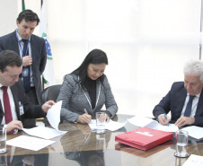 No intuito de articular ações conjuntas que promovam o bem estar social, a Secretaria da Justiça, Trabalho e Direitos Humanos em parceria com o Tribunal de Justiça do Paraná; Instituto de Identificação do Paraná; Associação Paranaense de Oftalmologia; Conselho Brasileiro de Oftalmologia; Secretaria da Educação e a de Segurança Pública assinaram, nesta segunda-feira (26), um protocolo de intenções que firma a implementação do projeto pioneiro para exames oftalmológicos.