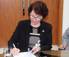 No intuito de articular ações conjuntas que promovam o bem estar social, a Secretaria da Justiça, Trabalho e Direitos Humanos em parceria com o Tribunal de Justiça do Paraná; Instituto de Identificação do Paraná; Associação Paranaense de Oftalmologia; Conselho Brasileiro de Oftalmologia; Secretaria da Educação e a de Segurança Pública assinaram, nesta segunda-feira (26), um protocolo de intenções que firma a implementação do projeto pioneiro para exames oftalmológicos.