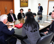 No intuito de articular ações conjuntas que promovam o bem estar social, a Secretaria da Justiça, Trabalho e Direitos Humanos em parceria com o Tribunal de Justiça do Paraná; Instituto de Identificação do Paraná; Associação Paranaense de Oftalmologia; Conselho Brasileiro de Oftalmologia; Secretaria da Educação e a de Segurança Pública assinaram, nesta segunda-feira (26), um protocolo de intenções que firma a implementação do projeto pioneiro para exames oftalmológicos.