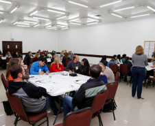 Cerca de 200 profissionais que atuam em instituições da rede estadual de ensino – que ofertam a formação técnica em Agropecuária e Floresta – iniciam nesta terça-feira (27), em Curitiba, uma série de cursos relacionados ao Eixo Tecnológico Recursos Naturais. A formação termina na sexta-feira (30).