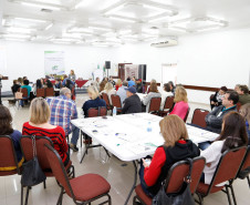 Cerca de 200 profissionais que atuam em instituições da rede estadual de ensino – que ofertam a formação técnica em Agropecuária e Floresta – iniciam nesta terça-feira (27), em Curitiba, uma série de cursos relacionados ao Eixo Tecnológico Recursos Naturais. A formação termina na sexta-feira (30).
