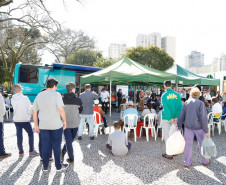 Estudantes, professores, pedagogos, pais e trabalhadores que passavam pela Praça Rui Barbosa, na região central de Curitiba, na tarde desta terça-feira (27), participaram de uma roda de conversa sobre o consumo de drogas.
