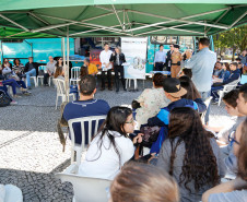 Estudantes, professores, pedagogos, pais e trabalhadores que passavam pela Praça Rui Barbosa, na região central de Curitiba, na tarde desta terça-feira (27), participaram de uma roda de conversa sobre o consumo de drogas.