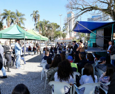 Estudantes, professores, pedagogos, pais e trabalhadores que passavam pela Praça Rui Barbosa, na região central de Curitiba, na tarde desta terça-feira (27), participaram de uma roda de conversa sobre o consumo de drogas.