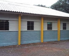 Na região Centro-Oeste, o Núcleo Regional de Educação de Campo Mourão administra sete obras. Uma delas acontece no Colégio Estadual Alberto Santos Dumont, em Campina da Lagoa, com a conclusão dos trabalhos prevista para o início de julho.

A escola recebe pintura interna e externa nas dez salas de aula, reforma completa da sala de xadrez e dos vestiários da quadra poliesportiva, que vão ganhar mantas térmicas, pintura, telhado e forro novos. Nesta região sete escolas estão em obras.