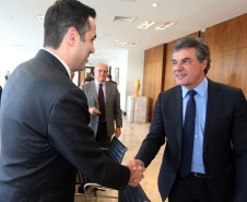 O governador Beto Richa oficializou nesta segunda-feira (03) o projeto de gestão educacional desenvolvido em parceria com Klabin, em 31 escolas da região dos Campos Gerais, onde a empresa tem duas fábricas. A formalização da parceria foi assinada nesta segunda-feira (3), no Palácio Iguaçu, em reunião do governador, com o diretor-presidente da Klabin, Cristiano Teixeira, e a secretária de Estado da Educação, Ana Seres.