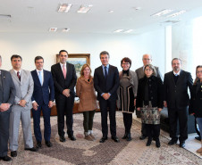 O governador Beto Richa oficializou nesta segunda-feira (03) o projeto de gestão educacional desenvolvido em parceria com Klabin, em 31 escolas da região dos Campos Gerais, onde a empresa tem duas fábricas. A formalização da parceria foi assinada nesta segunda-feira (3), no Palácio Iguaçu, em reunião do governador, com o diretor-presidente da Klabin, Cristiano Teixeira, e a secretária de Estado da Educação, Ana Seres.