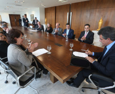 O governador Beto Richa oficializou nesta segunda-feira (03) o projeto de gestão educacional desenvolvido em parceria com Klabin, em 31 escolas da região dos Campos Gerais, onde a empresa tem duas fábricas. A formalização da parceria foi assinada nesta segunda-feira (3), no Palácio Iguaçu, em reunião do governador, com o diretor-presidente da Klabin, Cristiano Teixeira, e a secretária de Estado da Educação, Ana Seres.