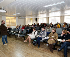 O Departamento de Educação Básica da Secretaria de Estado da Educação reuniu nesta terça-feira (04), em Curitiba, técnicos de diversas áreas (pedagógico, diversidade, orçamento, censo, alimentação escolar, transporte) para debater a Lei 13