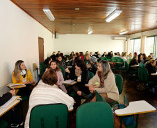 O Departamento de Gestão Escolar da Secretaria de Estado da Educação realiza nesta quarta e quinta-feira (05 e 06), em Curitiba, um curso de formação estratégica para técnicos dos 32 Núcleos Regionais, com cerca de 80 participantes. O curso trata da formação estratégica em gestão escolar.