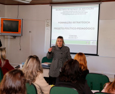O Departamento de Gestão Escolar da Secretaria de Estado da Educação realiza nesta quarta e quinta-feira (05 e 06), em Curitiba, um curso de formação estratégica para técnicos dos 32 Núcleos Regionais, com cerca de 80 participantes. O curso trata da formação estratégica em gestão escolar.