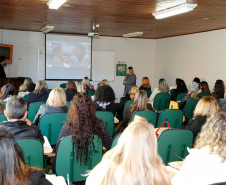 O Departamento de Gestão Escolar da Secretaria de Estado da Educação realiza nesta quarta e quinta-feira (05 e 06), em Curitiba, um curso de formação estratégica para técnicos dos 32 Núcleos Regionais, com cerca de 80 participantes. O curso trata da formação estratégica em gestão escolar.
