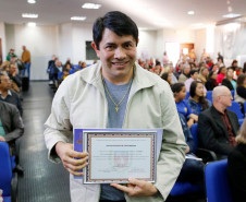 O Governo do Estado entregou nesta quinta-feira (06) o Prêmio de Gestão Paraná às escolas públicas da rede estadual de Ponta Grossa (Campos Gerais). O segundo foi a Escola Estadual Gil Stein Ferreira, de Ivaí, com R$ 4 mil. Na foto, o diretor Adriano do Nascimento.