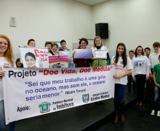 As escolas vão promover consultas junto com a Associação de Pais, Mestres e Funcionários (APMF), Conselho Escolar, estudantes e comunidade escolar para definir onde aplicar os recursos. O dinheiro pode ser utilizado para compra de materiais de consumo, pequenos reparos e outras despesas relacionadas à atividade educacional.