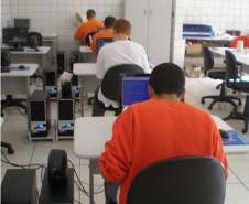 Internos na produção de livros em braille