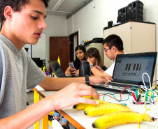 Estão disponíveis as seguintes oficinas: Criando instrumentos musicais com o Makey Makey.