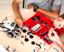 Estão disponíveis as seguintes oficinas: Robótica com Lego.