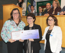 Colégio Estadual Monteiro Lobato, do município de Céu Azul, em primeiro lugar. Lilianne Blauth Baú, diretora do Monteiro Lobato, destacou o trabalho em equipe. “O prêmio é uma consequência do trabalho em equipe, que é o suporte da gestão democrática, bem como da participação de todos na tomada de decisões e implementação de ações dentro da nossa escola”, disse a diretora.