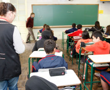 O último dia de aulas do primeiro semestre letivo para um milhão de estudantes das 2,1 mil escolas da rede pública estadual será nesta sexta-feira (14). O recesso de julho vai até o dia 23. Nos dias 24 e 25 (segunda e terça) acontece a Semana Pedagógica, que é reservada a debates com professores e funcionários da educação. Para os alunos, as aulas serão retomadas somente na quarta-feira (26), e seguem até 20 de dezembro, quando será encerrado o ano letivo de 2017.
