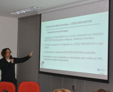 A secretária de Estado da Educação, professora Ana Seres, reuniu nesta terça (11) e quarta-feira (12), em Cascavel (Oeste), com os 32 chefes dos Núcleos Regionais de Educação para tratar de assuntos administrativos, pedagógicos e de infraestrutura.
