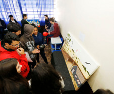 Cerca de 300 estudantes do ensino médio do Colégio Estadual Narciso Mendes, no bairro Xaxim, em Curitiba, apresentam nesta quinta-feira (13) aos colegas, familiares e professores uma exposição de quadros para retratar temas que eles mesmos escolheram. Prostituição, violência, corrupção, desigualdade e poluição estão em dezenas de obras que tiveram como inspiração artistas famosos como Poty Lazzarotto, Van Gogh e Cândido Portinari, entre outros.