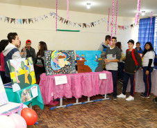 Cerca de 300 estudantes do ensino médio do Colégio Estadual Narciso Mendes, no bairro Xaxim, em Curitiba, apresentam nesta quinta-feira (13) aos colegas, familiares e professores uma exposição de quadros para retratar temas que eles mesmos escolheram. Prostituição, violência, corrupção, desigualdade e poluição estão em dezenas de obras que tiveram como inspiração artistas famosos como Poty Lazzarotto, Van Gogh e Cândido Portinari, entre outros.