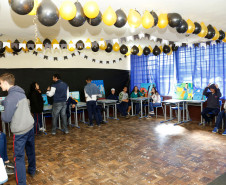 Cerca de 300 estudantes do ensino médio do Colégio Estadual Narciso Mendes, no bairro Xaxim, em Curitiba, apresentam nesta quinta-feira (13) aos colegas, familiares e professores uma exposição de quadros para retratar temas que eles mesmos escolheram. Prostituição, violência, corrupção, desigualdade e poluição estão em dezenas de obras que tiveram como inspiração artistas famosos como Poty Lazzarotto, Van Gogh e Cândido Portinari, entre outros.