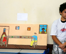 Cerca de 300 estudantes do ensino médio do Colégio Estadual Narciso Mendes, no bairro Xaxim, em Curitiba, apresentam nesta quinta-feira (13) aos colegas, familiares e professores uma exposição de quadros para retratar temas que eles mesmos escolheram. Prostituição, violência, corrupção, desigualdade e poluição estão em dezenas de obras que tiveram como inspiração artistas famosos como Poty Lazzarotto, Van Gogh e Cândido Portinari, entre outros.