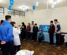 Cerca de 300 estudantes do ensino médio do Colégio Estadual Narciso Mendes, no bairro Xaxim, em Curitiba, apresentam nesta quinta-feira (13) aos colegas, familiares e professores uma exposição de quadros para retratar temas que eles mesmos escolheram. Prostituição, violência, corrupção, desigualdade e poluição estão em dezenas de obras que tiveram como inspiração artistas famosos como Poty Lazzarotto, Van Gogh e Cândido Portinari, entre outros.