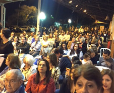 O Colégio Estadual Hugo Simas, de Londrina, no Norte do Estado, completou 80 anos neste mês. Para marcar a data, a direção da escola organizou uma exposição com o objetivo de retratar sua trajetória. Construído em 1937, o Hugo Simas foi a primeira escola pública da cidade, três anos após a fundação do município de Londrina.