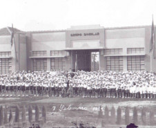 O Colégio Estadual Hugo Simas, de Londrina, no Norte do Estado, completou 80 anos neste mês. Para marcar a data, a direção da escola organizou uma exposição com o objetivo de retratar sua trajetória. Construído em 1937, o Hugo Simas foi a primeira escola pública da cidade, três anos após a fundação do município de Londrina.