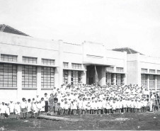 O Colégio Estadual Hugo Simas, de Londrina, no Norte do Estado, completou 80 anos neste mês. Para marcar a data, a direção da escola organizou uma exposição com o objetivo de retratar sua trajetória. Construído em 1937, o Hugo Simas foi a primeira escola pública da cidade, três anos após a fundação do município de Londrina.