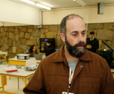 O professor Ailton Lopes, do Seed Lab, conta que esta é a primeira vez que a comunidade em geral pode participar, além dos alunos. “O pessoal tem gostado muito, são atividades que desafiam os estudantes”, afirmou ele, que coordena a oficina de robótica com Lego.