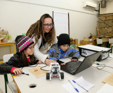 FÉRIAS - Edinamara Klaine, mãe dos gêmeos Isabela e Heitor, de 8 anos, disse que a oficina é uma opção interessante para as férias. “Assim eles deixam de lado televisão e vídeo game e se dedicam a uma atividade que exercita o raciocínio. Achei muito legal e proveitoso”, afirmou a mãe.