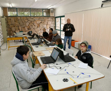 Duzentos e cinquenta e três estudantes, professores e integrantes da comunidade participam até esta sexta-feira (21) das oficinas de tecnologia oferecidas pela Secretaria de Estado da Educação na sede do Boqueirão. Ali funciona o “Seed Lab” da diretoria de Políticas e Tecnologias Educacionais. A participação é gratuita.