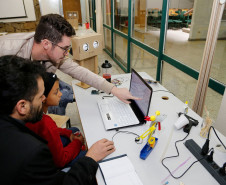 Duzentos e cinquenta e três estudantes, professores e integrantes da comunidade participam até esta sexta-feira (21) das oficinas de tecnologia oferecidas pela Secretaria de Estado da Educação na sede do Boqueirão. Ali funciona o “Seed Lab” da diretoria de Políticas e Tecnologias Educacionais. A participação é gratuita.