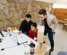 Segundo o professor Marlon de Campos Mateus, que orienta os estudantes em outra oficina de tecnologia, os estudantes aprendem que a robótica pode ser acessível, pois na oficina são utilizados materiais recicláveis, como peças de papelão, de plástico e metal para montar os bonecos. “Isso ajuda a desmistificar aquela ideia que tecnologia é cara e difícil. Não precisa ser e é isso que mostramos aqui”, comentou Marlon.
