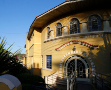 O dia começou movimentado nas 2,1 mil escolas da rede pública estadual. Depois de uma semana e meia de recesso, as aulas recomeçaram nesta quarta-feira (26) para mais de um milhão de estudantes. No Colégio Estadual Rio Branco, no bairro Batel, em Curitiba, o clima era de empolgação entre os alunos do ensino médio. 