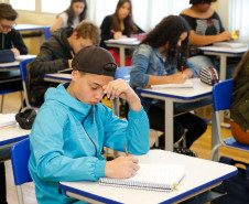 O dia começou movimentado nas 2,1 mil escolas da rede pública estadual. Depois de uma semana e meia de recesso, as aulas recomeçaram nesta quarta-feira (26) para mais de um milhão de estudantes. No Colégio Estadual Rio Branco, no bairro Batel, em Curitiba, o clima era de empolgação entre os alunos do ensino médio. 