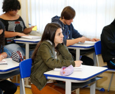 O dia começou movimentado nas 2,1 mil escolas da rede pública estadual. Depois de uma semana e meia de recesso, as aulas recomeçaram nesta quarta-feira (26) para mais de um milhão de estudantes. No Colégio Estadual Rio Branco, no bairro Batel, em Curitiba, o clima era de empolgação entre os alunos do ensino médio. 