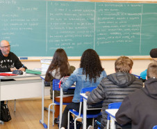 O dia começou movimentado nas 2,1 mil escolas da rede pública estadual. Depois de uma semana e meia de recesso, as aulas recomeçaram nesta quarta-feira (26) para mais de um milhão de estudantes. No Colégio Estadual Rio Branco, no bairro Batel, em Curitiba, o clima era de empolgação entre os alunos do ensino médio. 