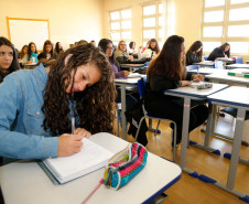 O dia começou movimentado nas 2,1 mil escolas da rede pública estadual. Depois de uma semana e meia de recesso, as aulas recomeçaram nesta quarta-feira (26) para mais de um milhão de estudantes. No Colégio Estadual Rio Branco, no bairro Batel, em Curitiba, o clima era de empolgação entre os alunos do ensino médio. 
