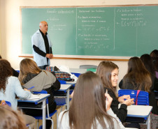O dia começou movimentado nas 2,1 mil escolas da rede pública estadual. Depois de uma semana e meia de recesso, as aulas recomeçaram nesta quarta-feira (26) para mais de um milhão de estudantes. No Colégio Estadual Rio Branco, no bairro Batel, em Curitiba, o clima era de empolgação entre os alunos do ensino médio. 