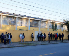 O dia começou movimentado nas 2,1 mil escolas da rede pública estadual. Depois de uma semana e meia de recesso, as aulas recomeçaram nesta quarta-feira (26) para mais de um milhão de estudantes. No Colégio Estadual Rio Branco, no bairro Batel, em Curitiba, o clima era de empolgação entre os alunos do ensino médio. 