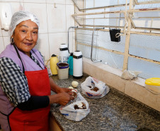 Antes das 8h, a merendeira Soeli do Carmo já preparava carne e legumes. Ela conta que os cerca de mil estudantes da escola gostam mais de pratos salgados. “Eles não ligam muito para doce, não. Hoje estou preparando quirera e carne, mas o que faz sucesso mesmo é o risoto. Os legumes eu pico em pedaços bem pequenos porque assim eles comem melhor e não ficam separando o que não gostam. Legume é saudável, eles têm que comer”, diz a merendeira.