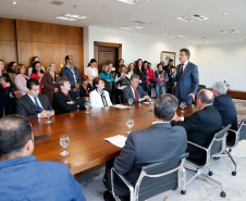 O governador Beto Richa autorizou nesta segunda-feira (31) a implantação, na folha de agosto, das promoções e progressões de todos os servidores do Estado que já cumpriram os requisitos necessários para a aquisição desses benefícios em 2017