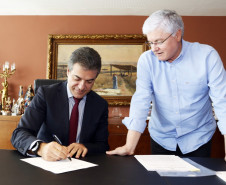 Os novos professores vão atuar em colégios estaduais dos núcleos regionais de educação da região de Curitiba, Campo Mourão, Cianorte, Francisco Beltrão, Guarapuava, Laranjeiras do Sul, Londrina, Maringá, Pato Branco, Ponta Grossa e Toledo. “Além de novos professores, o governo está revitalizando colégios com o programa Escola 1000”, destacou o chefe da Casa Civil, Valdir Rossoni.