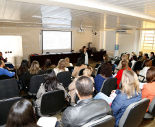 O Departamento de Educação Básica (DEB) realizou na quinta-feira (27), no auditório da Secretaria de Estado da Educação (SEED), curso de formação sobre a Olimpíada de Língua Portuguesa. Cerca de 40 técnicos pedagógicos de Língua Portuguesa receberam a formação para, posteriormente, atuarem como multiplicadores nos Núcleos Regionais de Educação (NREs).
