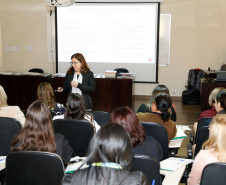 O Departamento de Educação Básica (DEB) realizou na quinta-feira (27), no auditório da Secretaria de Estado da Educação (SEED), curso de formação sobre a Olimpíada de Língua Portuguesa. Cerca de 40 técnicos pedagógicos de Língua Portuguesa receberam a formação para, posteriormente, atuarem como multiplicadores nos Núcleos Regionais de Educação (NREs).